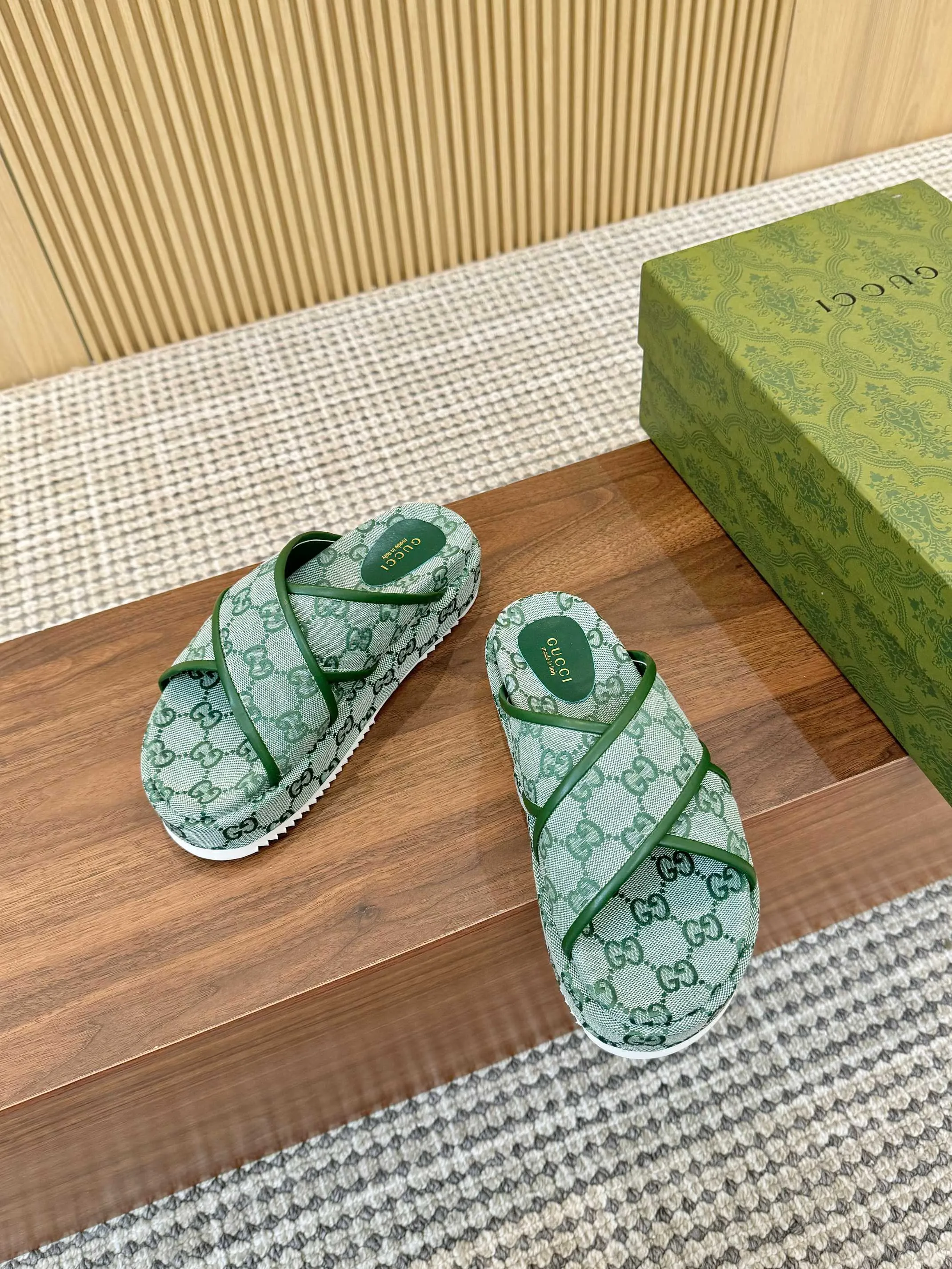 👟👟Ex-factory price 400👟👟 Shipped all year round, Gucci's latest limited edition thick-soled slippers. Top quality for sale. Purchase genuine product for development. The material and workmanship are consistent with the original. Upper: original special printing process. Lining: dyed sheepskin. Outsole: Italian private model outsole. Size: 35-43M standard size. 41, 42, 43 are also customized and cannot be returned. Sole thickness: 5.5cm. Forefoot 4cm.